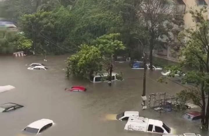 ฝนถล่มกรุง 24 ชม.ไม่หยุด! บางกะปิอ่วมจมเกือบเมตร ชาวแฟลตคลองจั่น 15 ตื่นกลางดึกขนรถหนีน้ำอลหม่าน