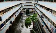 รัฐบาลสั่งลุย! MEA จ่ายไฟคืนแล้ว เคหะคลองจั่น-ร่มเกล้า บรรเทาทุกข์ชาวบ้านฝ่าน้ำท่วม