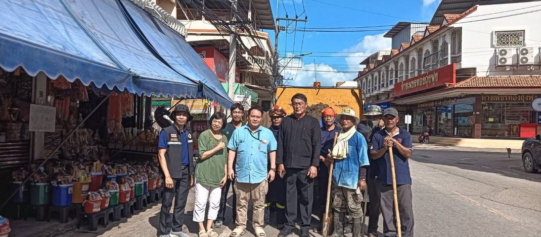 นายกสุริยา” สั่งให้งานลอกรื้อ กองสาธารณสุขฯ ลุยลอกรื้อท่อระบายน้ำ ชุมชนเหมืองหิตพัฒนา