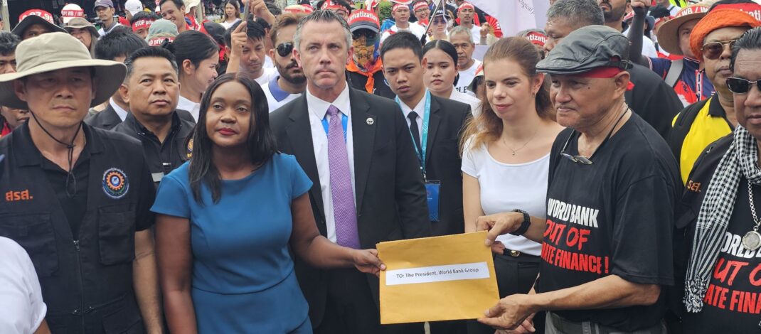 ที่แยกพระราม 4เขตคลองเตย กลุ่มสมาพันธ์แรงงานรัฐวิสาหกิจสัมพันธ์ (สรส.) สมาพันธ์สมานฉันท์แรงงานไทย(สสรท.) และองค์กรสมาชิก จำนวน300 คน นำโดยนายมานพ เกื้อรัตน์ เลขาธิการ สรส. นายเชิดชัย กัลยาวุฒิพงศ์ ผู้แจ้งชุมนุม จัดกิจกรรมเพื่อยื่นหนังสือต่อผู้แทนธนาคารโลก(World Bank)