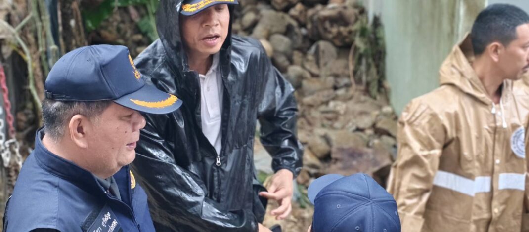 รรท.ปลัดจังหวัดภูเก็ต ปล่อยแถวกำลังพล อส. 50 นาย ลุยซอยนาใน ป่าตอง เคลียร์ดินสไลด์ทับบ้านเรือน พร้อมมอบเสื้อ ผวจ. สร้างขวัญกำลังใจ